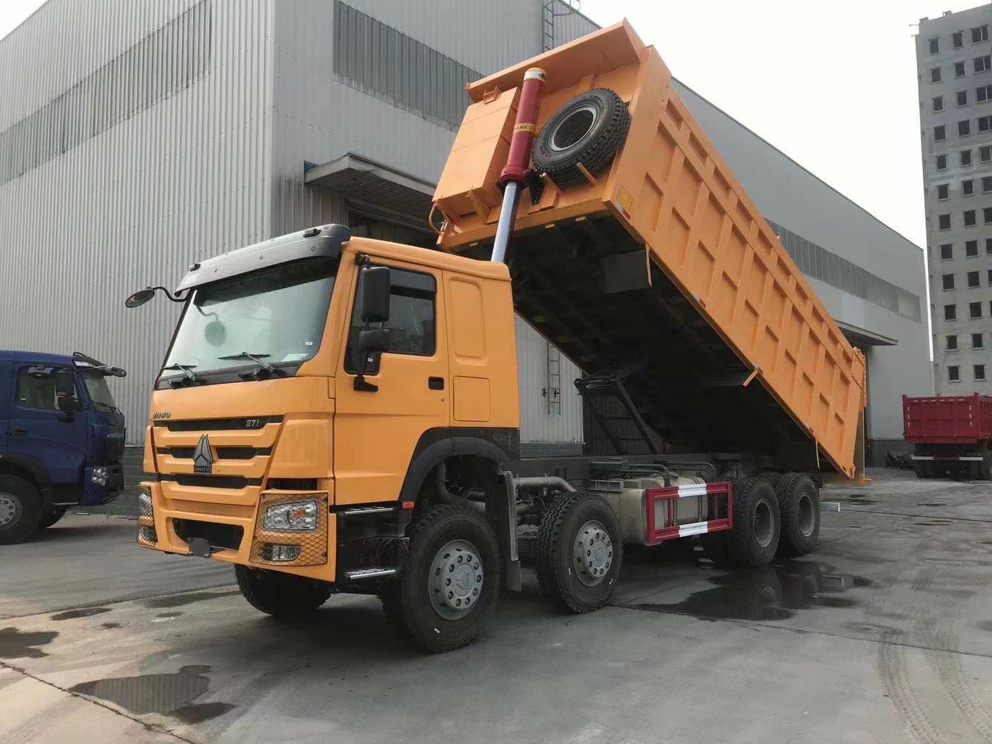 SINOTRUK HOWO 8X4 DUMP TRUCK